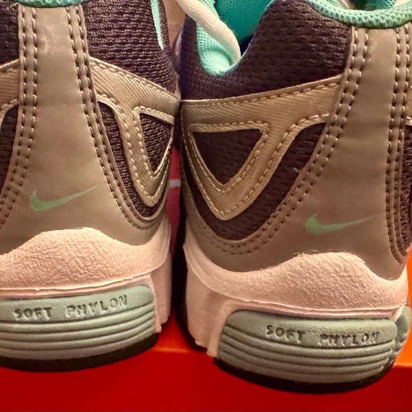 ***NIB*** Nike Air Women’s Sneakers in Teal, Grey & White- Size 10 - Picture 5 of 9